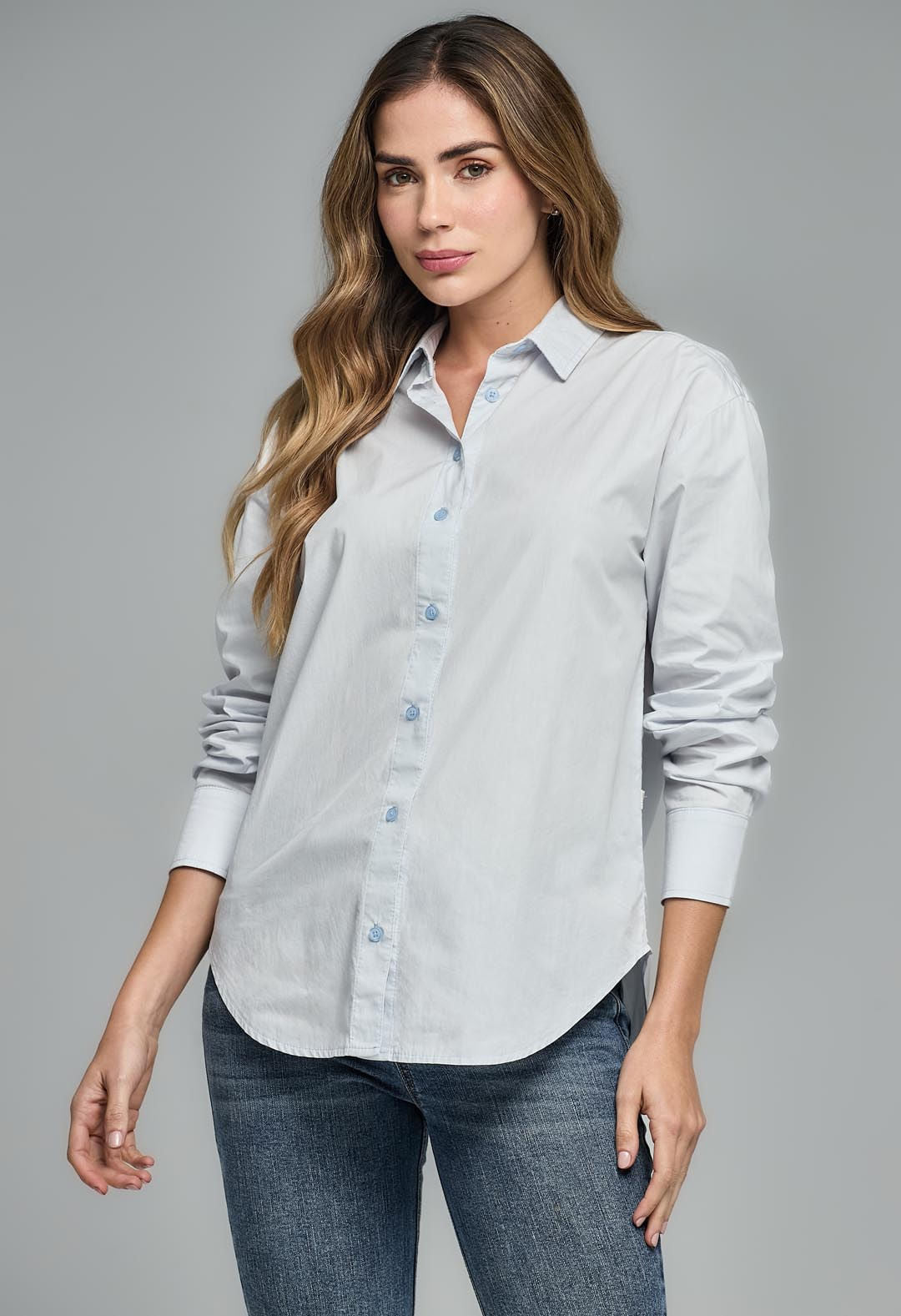 Blusa azul claro con abertura en espalda para mujeres