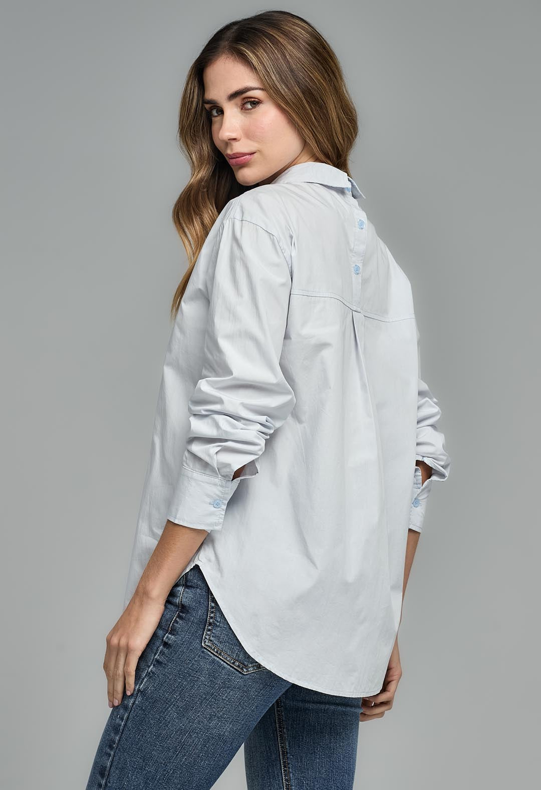 Blusa azul claro con abertura en espalda para mujeres
