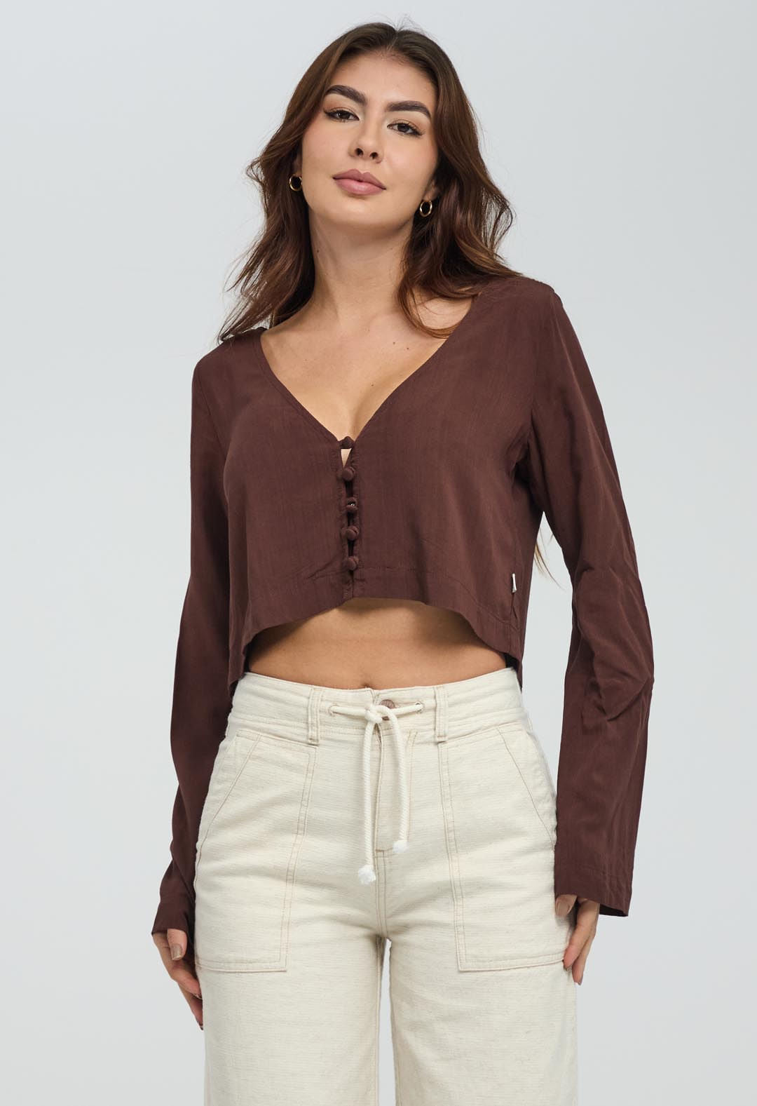 Blusa chocolate con botones forrados para mujeres