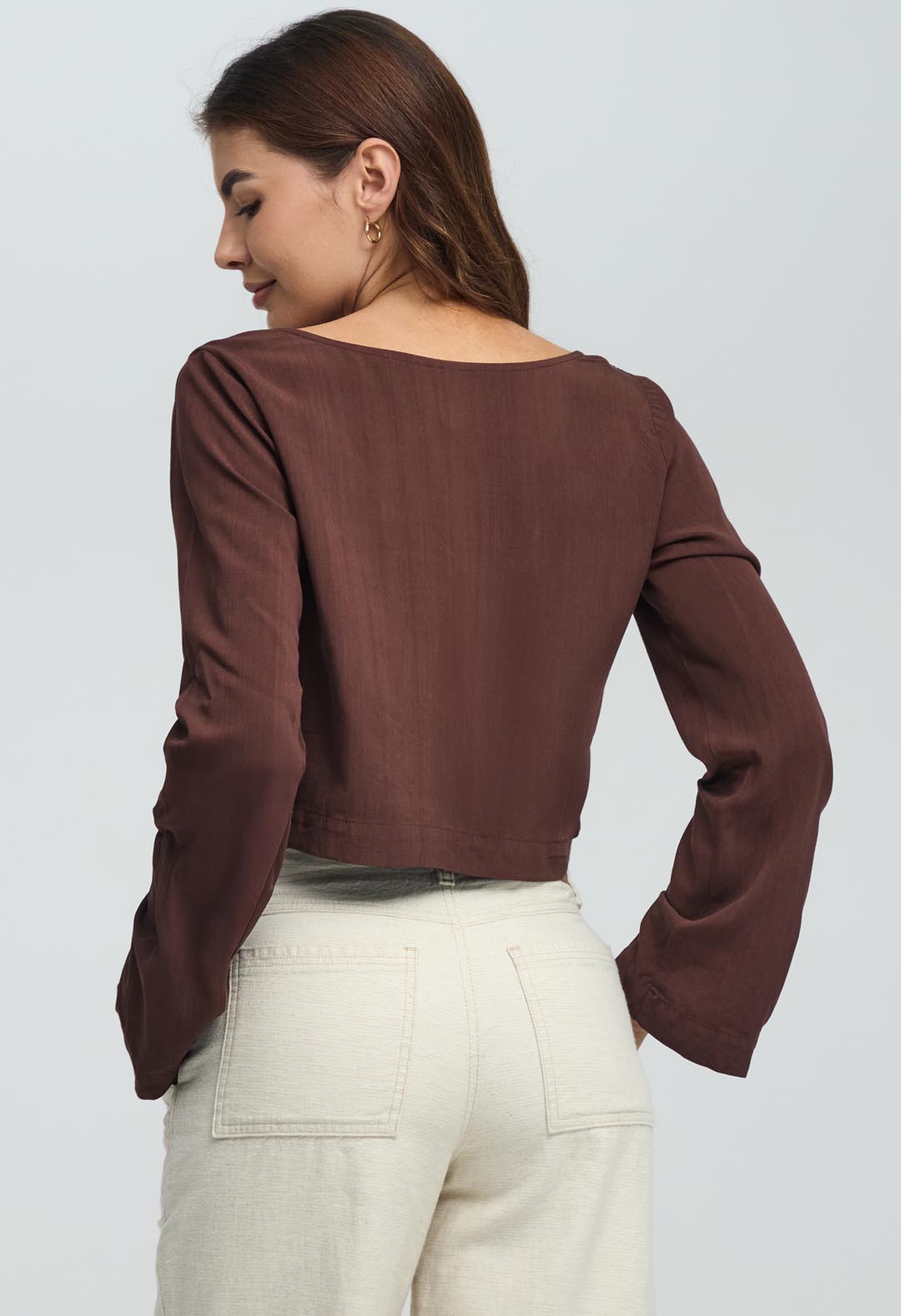 Blusa chocolate con botones forrados para mujeres