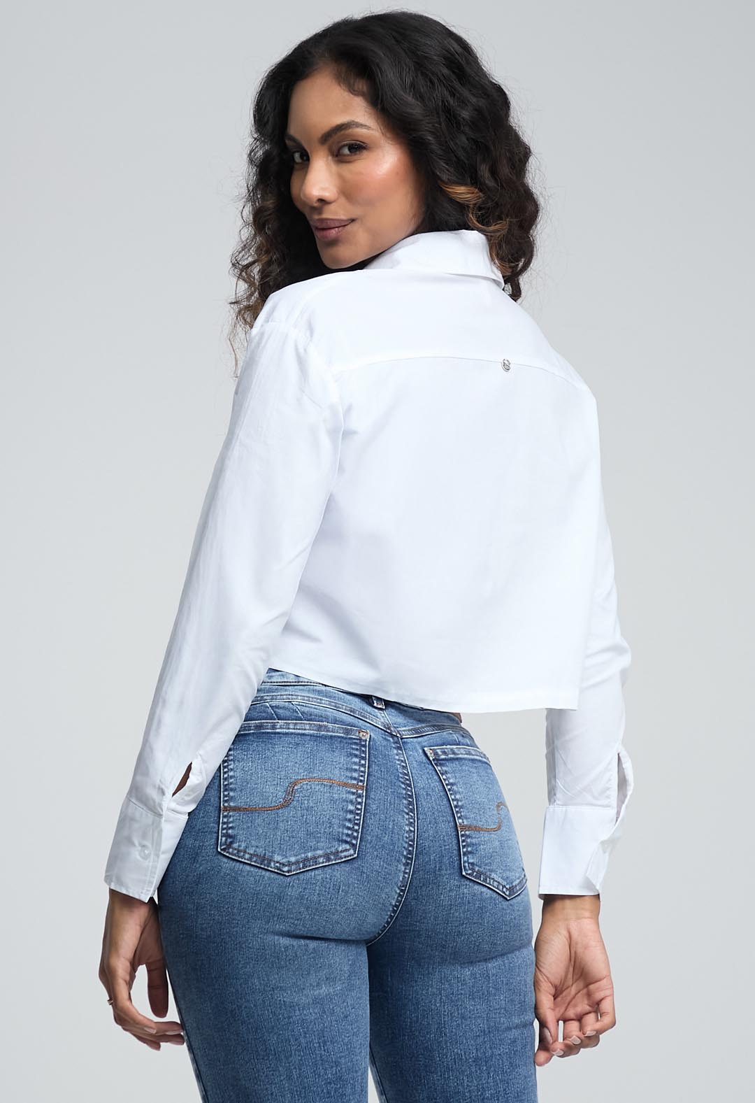 Blusa blanca con bordado en frente para mujeres