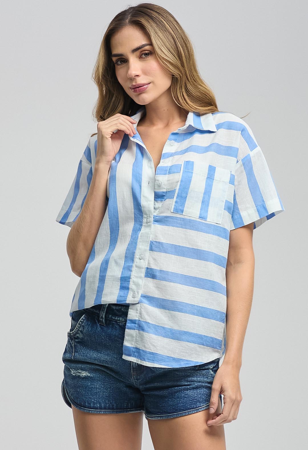 Blusa a rayas azul con bolsillo para mujeres