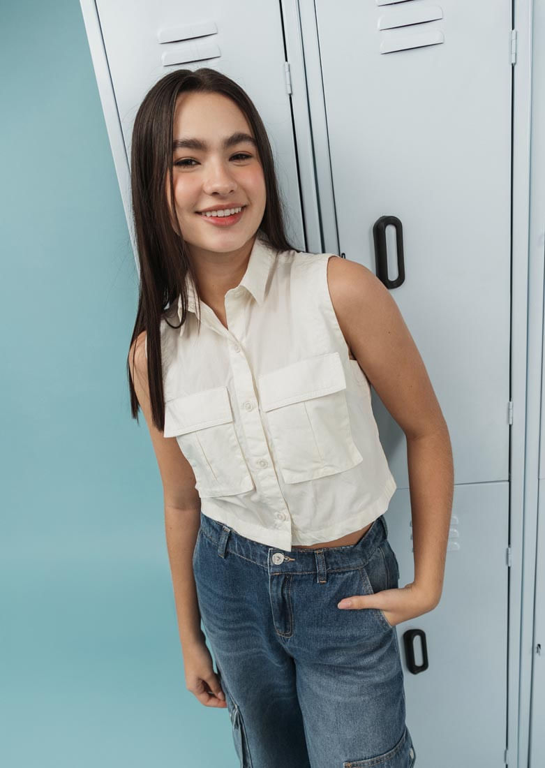 Blusa marfil con bolsillos cargo para adolescentes