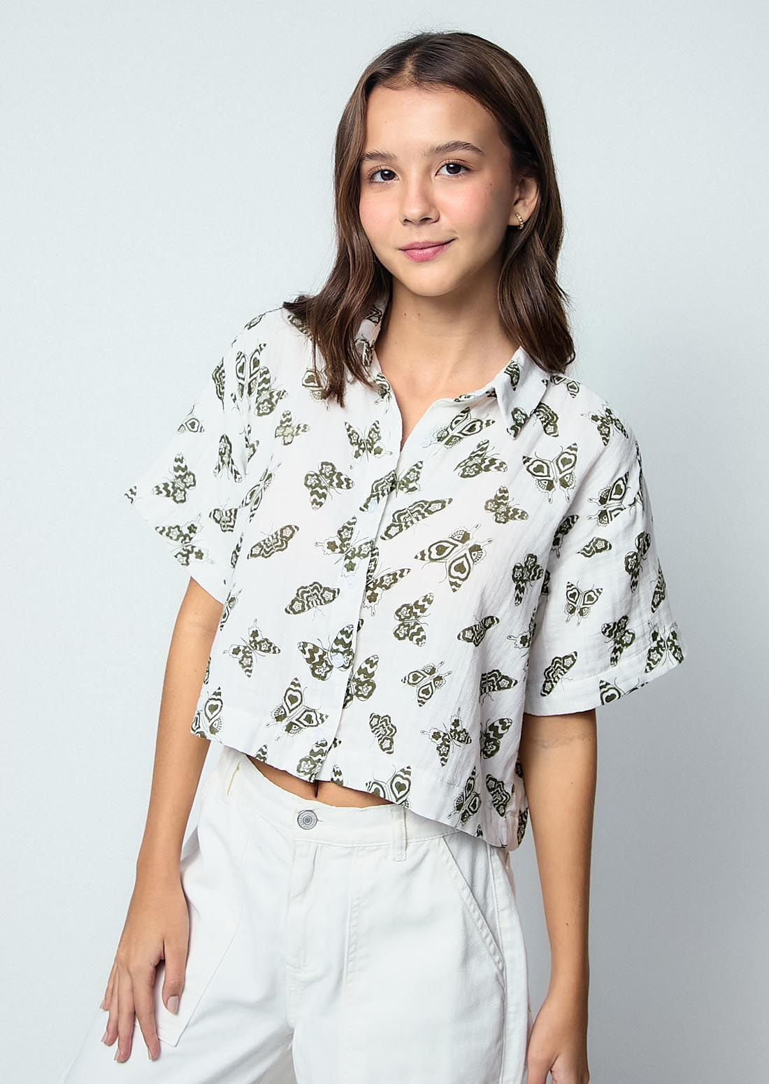 Blusa marfil full print de mariposas para jóvenes
