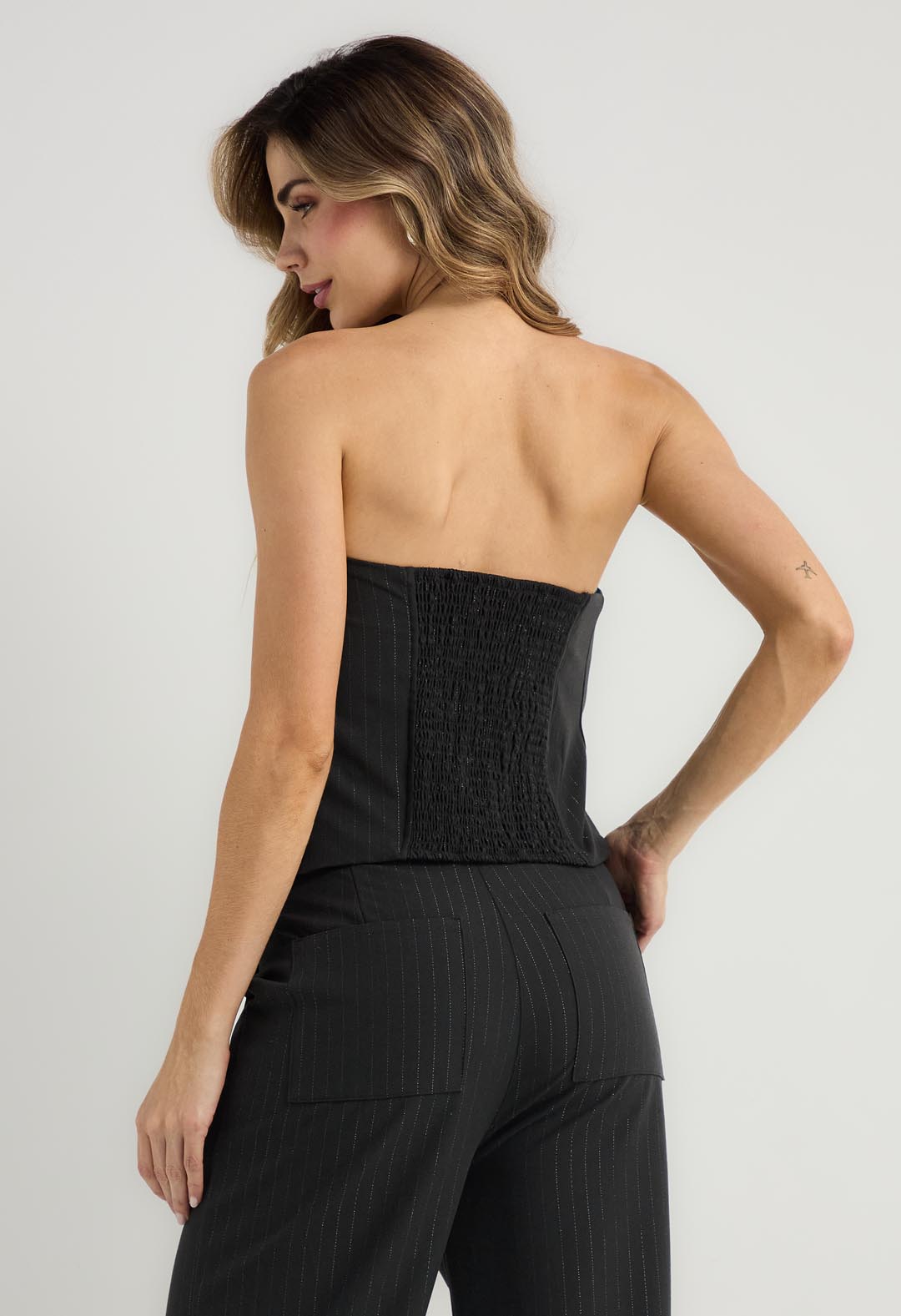Blusa negra strapless para mujer