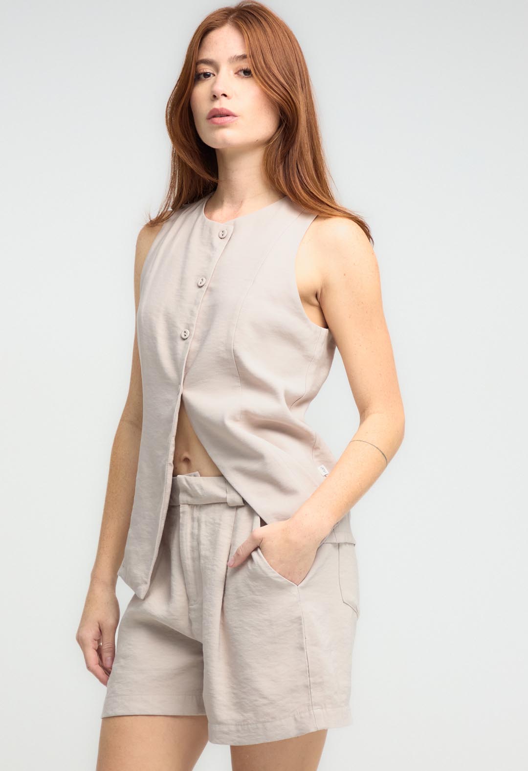 Blusa taupe con botones forrados para mujeres