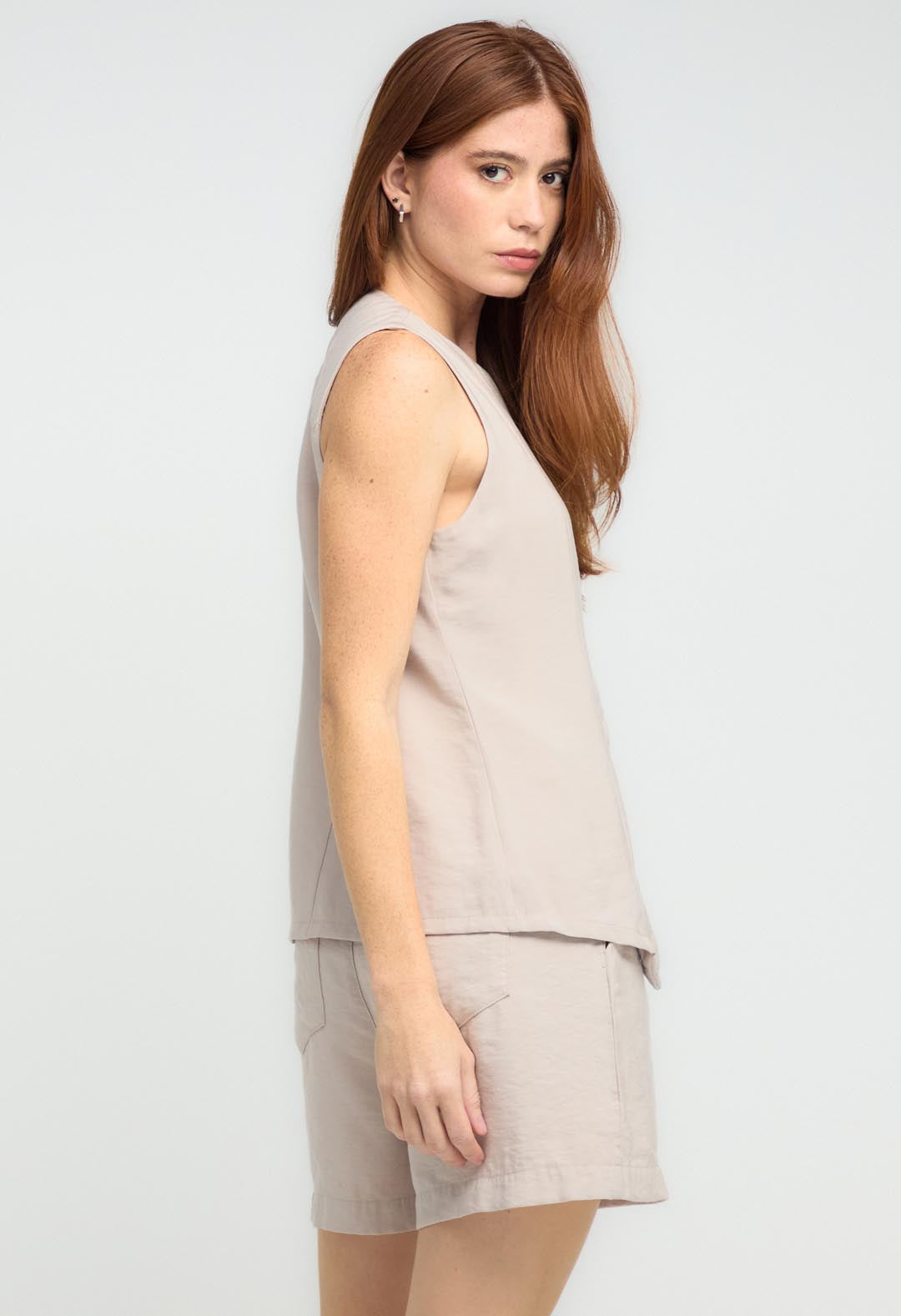 Blusa taupe con botones forrados para mujeres