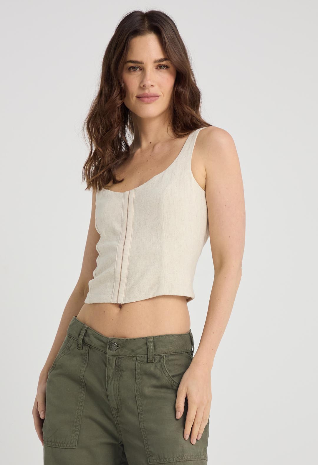 Blusa arena con abrochadura en frente para mujeres