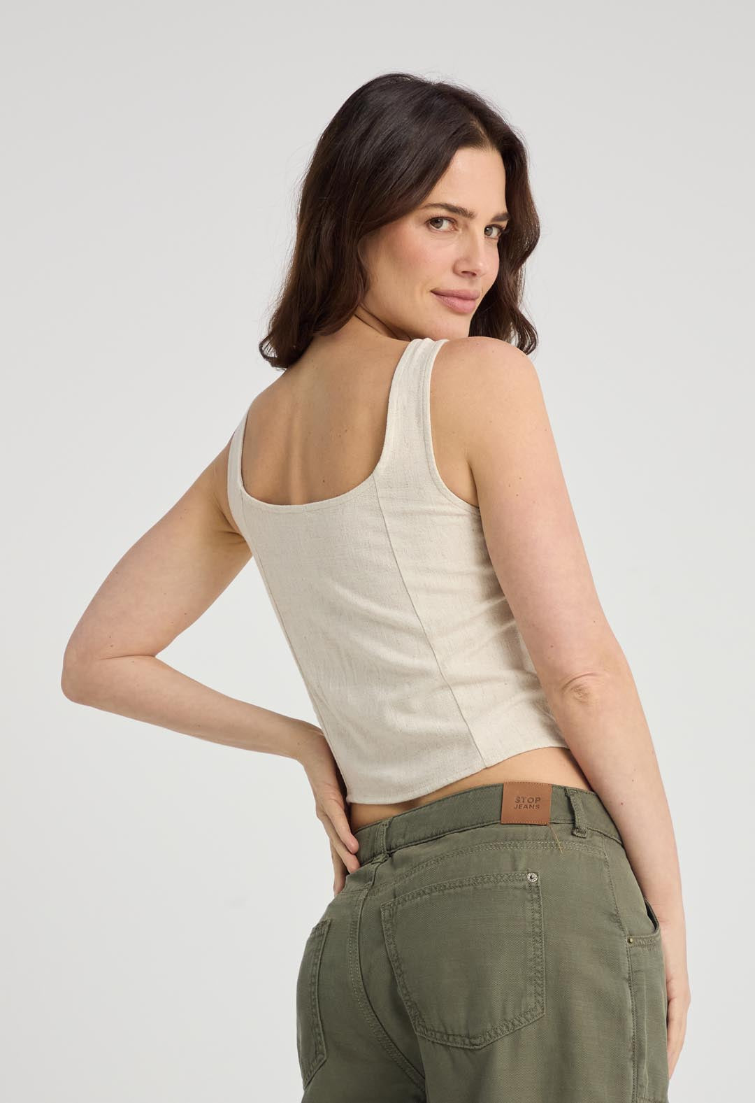 Blusa arena con abrochadura en frente para mujeres