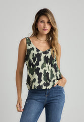 Blusa verde con accesorio en espalda para mujer