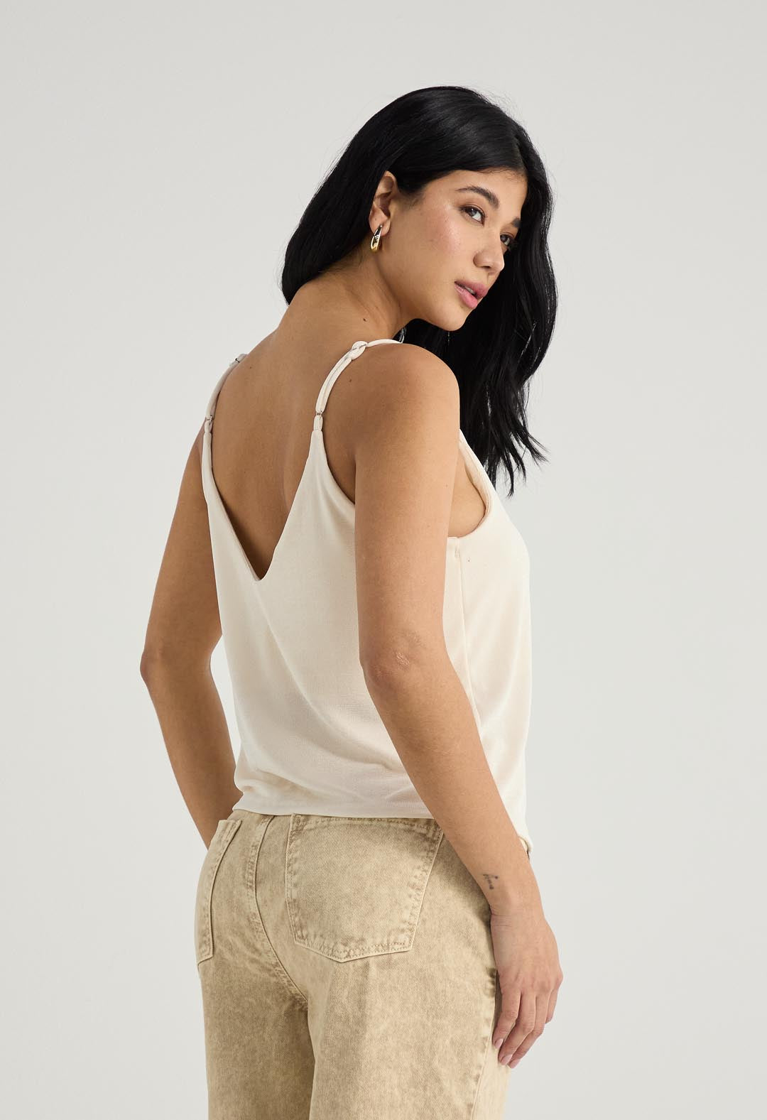 Blusa marfil con escote drapeado para mujer