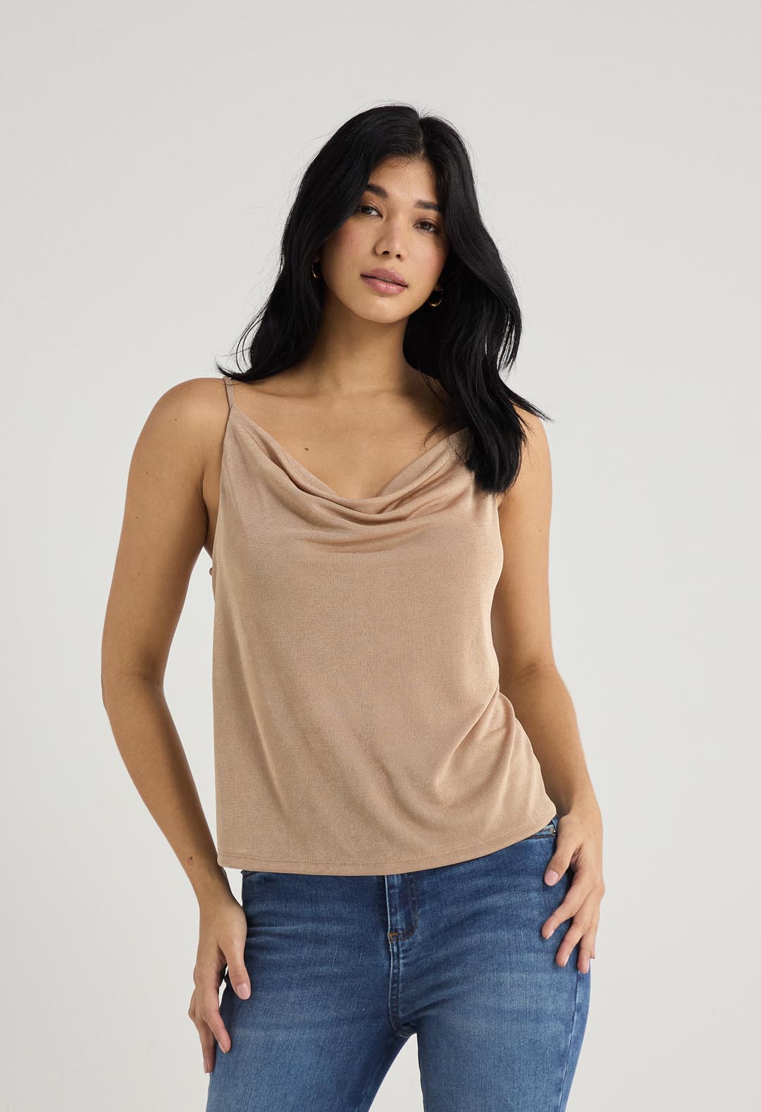 Blusa taupe con escote drapeado para mujer