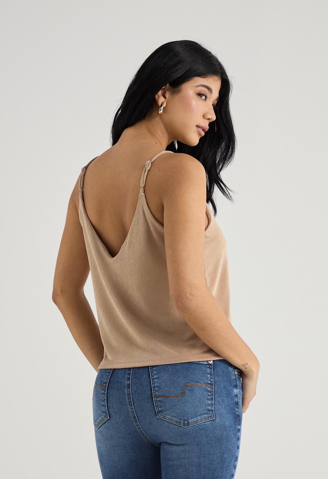Blusa taupe con escote drapeado para mujer