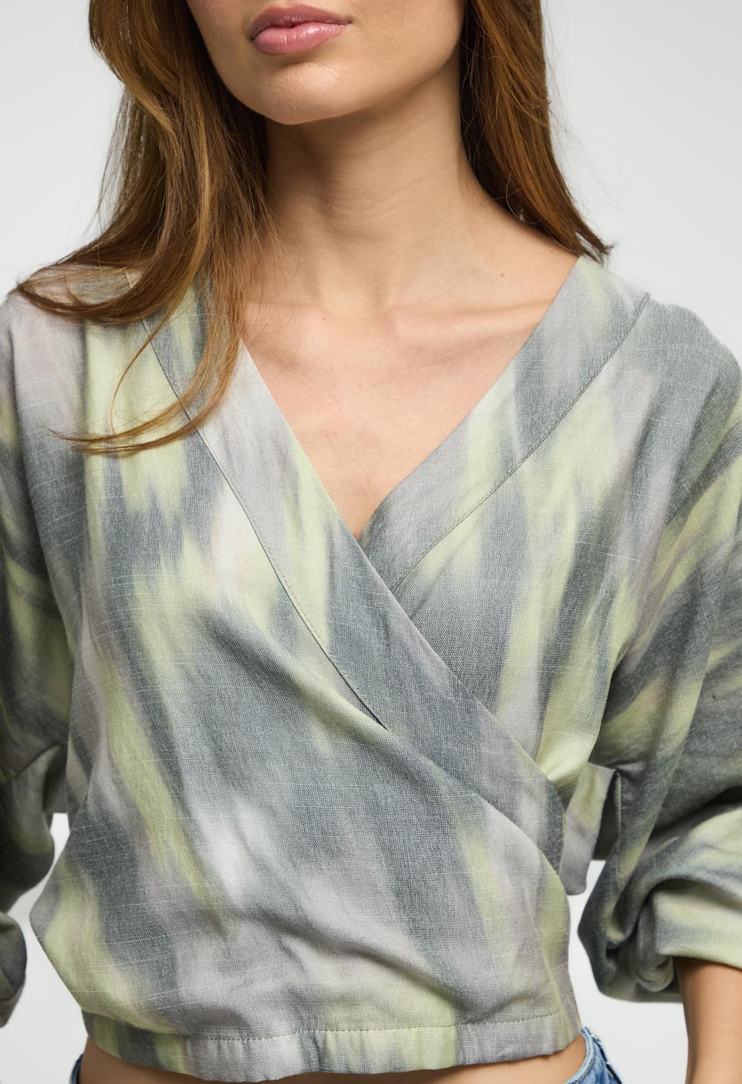 Blusa verde con fajones cruzados para mujeres