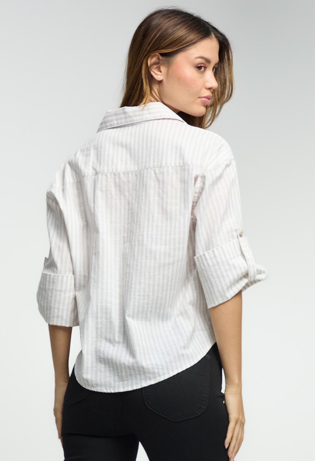 Blusa arena con imitación de guardapolvo para mujeres