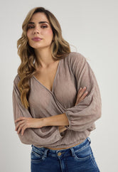 Blusa taupe frente cruzado para mujer