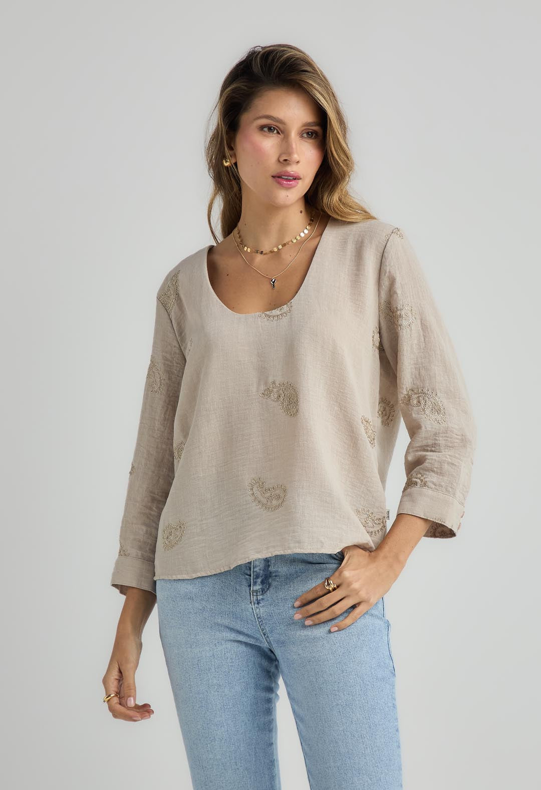 Blusa arena con bordado para mujer