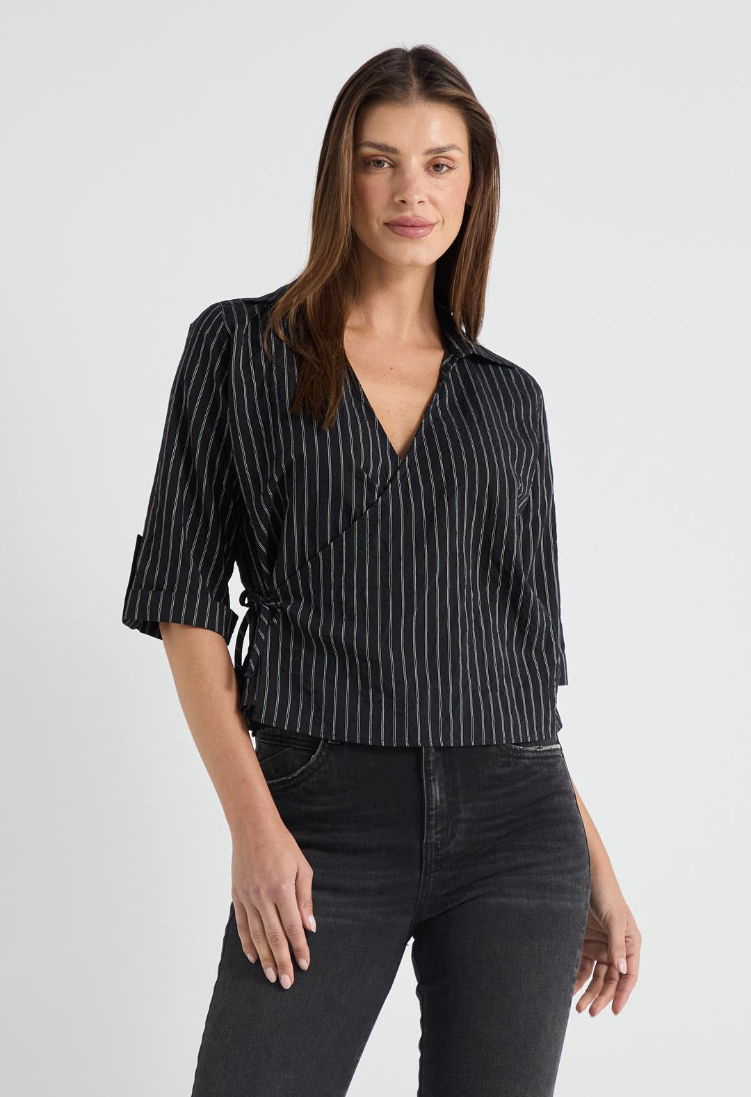 Blusa negra con amarre en lateral para mujer