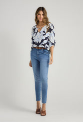 Blusa azul estampada con manga 3/4 para mujer
