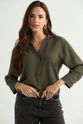 Camisa verde militar con escote en V para mujer