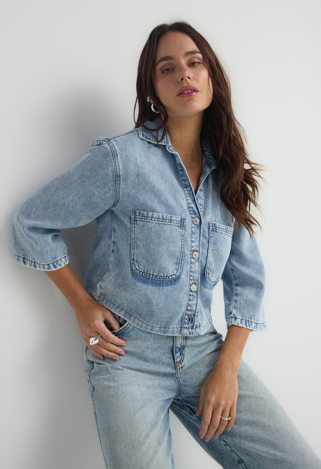 Blusa tipo cajón tono claro para mujer