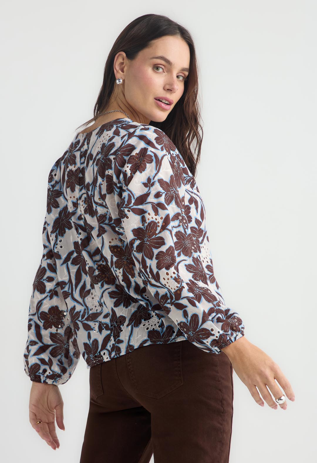 Blusa de manga 3/4 marfil en ojalillo para mujer