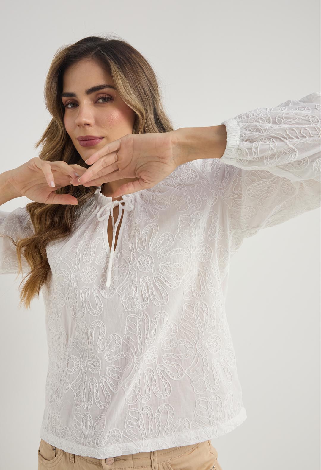 Blusa marfil con efecto texturizado para mujeres