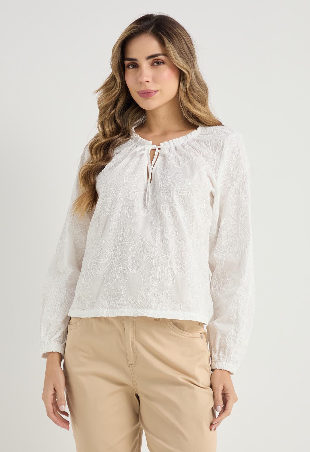 Blusa marfil con efecto texturizado para mujeres