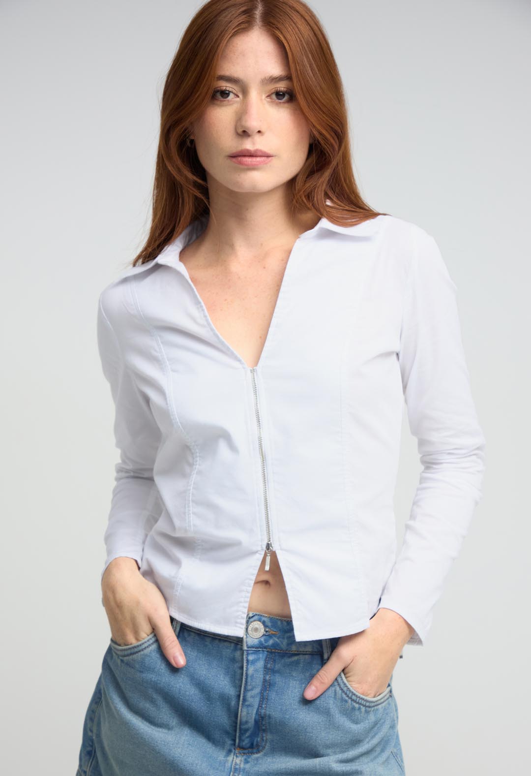 Blusa blanca con cremallera para mujeres