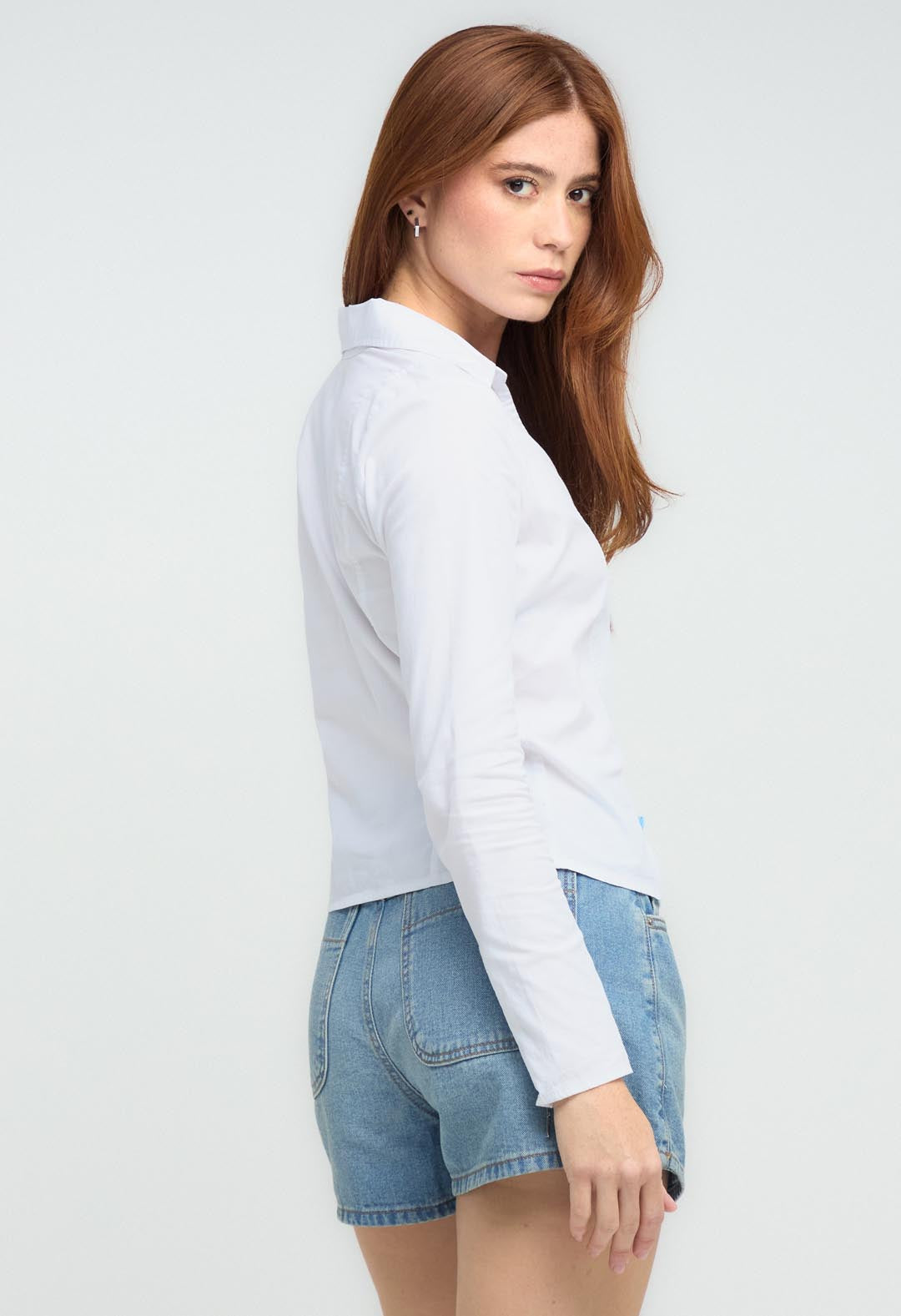 Blusa blanca con cremallera para mujeres