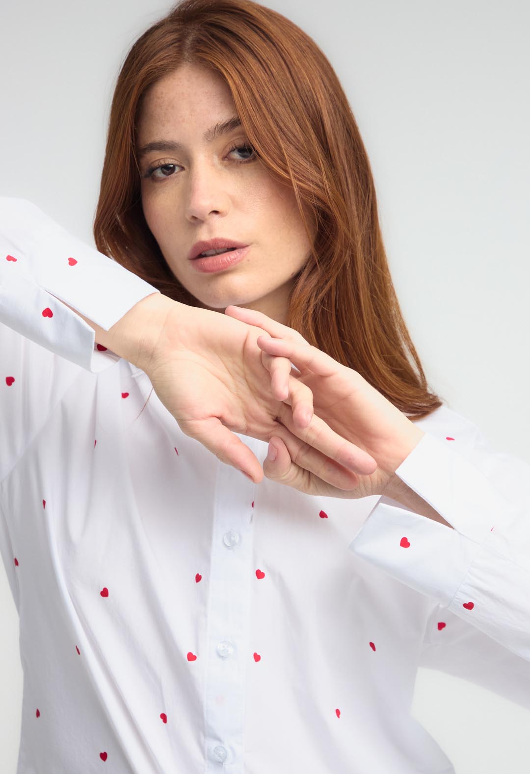 Blusa blanca con detalle en puño para mujeres