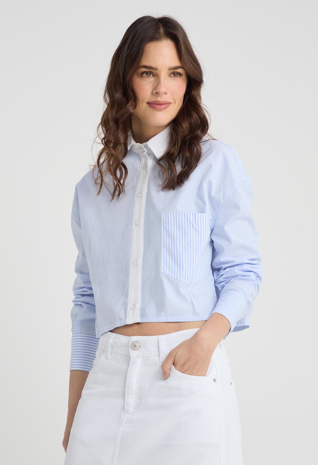 Blusa crop azul con bolsillo para mujer