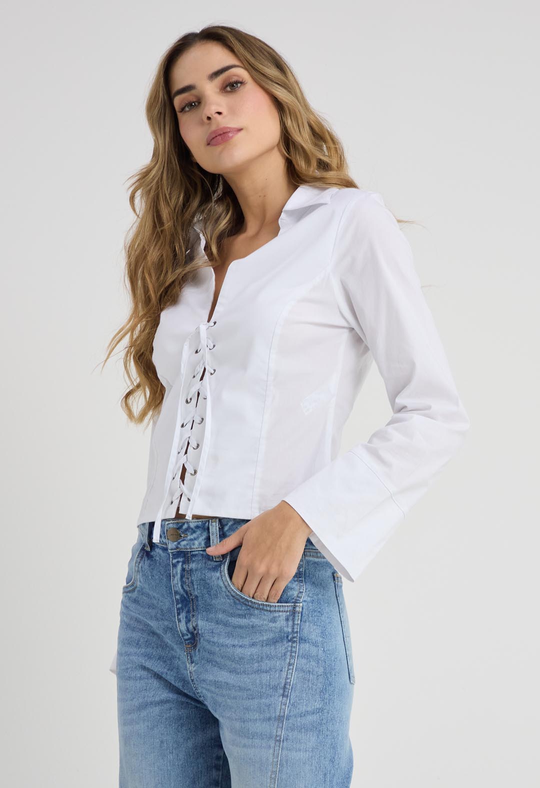 Blusa blanca con ojaletes para mujeres