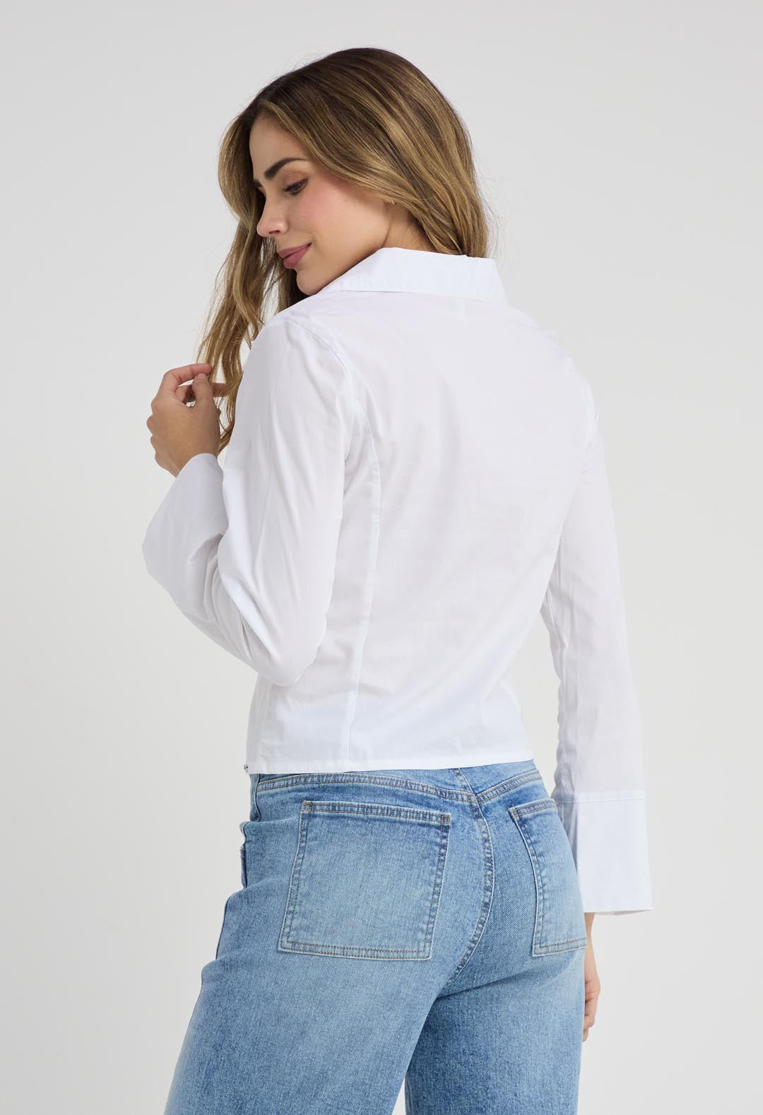 Blusa blanca con ojaletes para mujeres