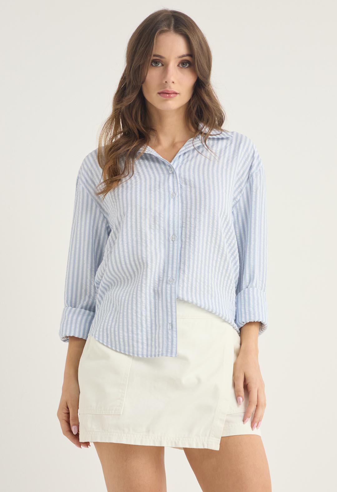 Blusa azul a rayas con botones para mujer