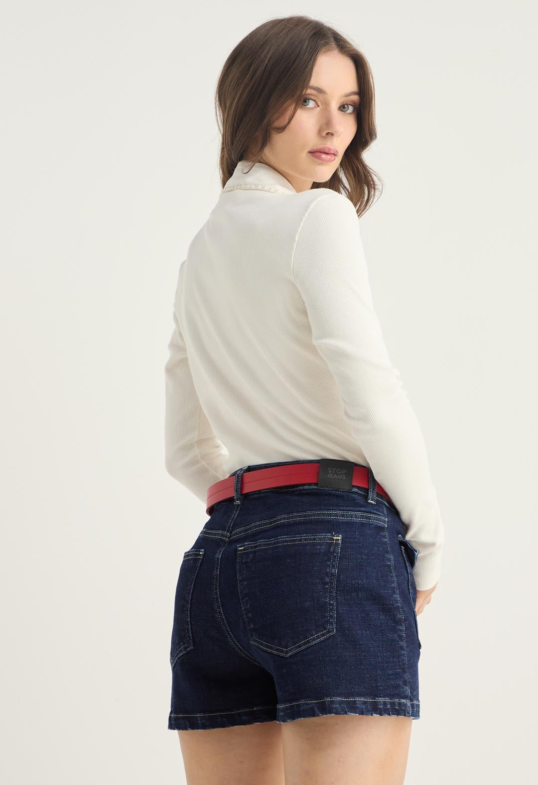 Blusa a rayas marfil con cuello falso para mujer