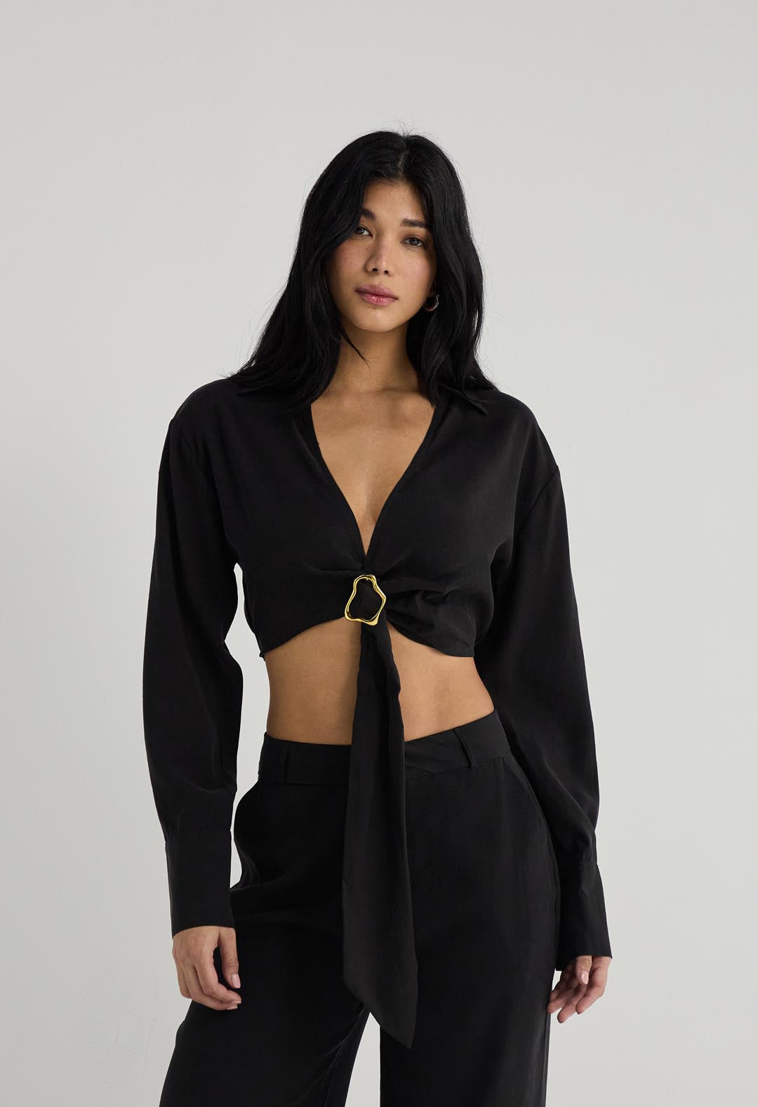 Blusa negra con hebilla para mujer