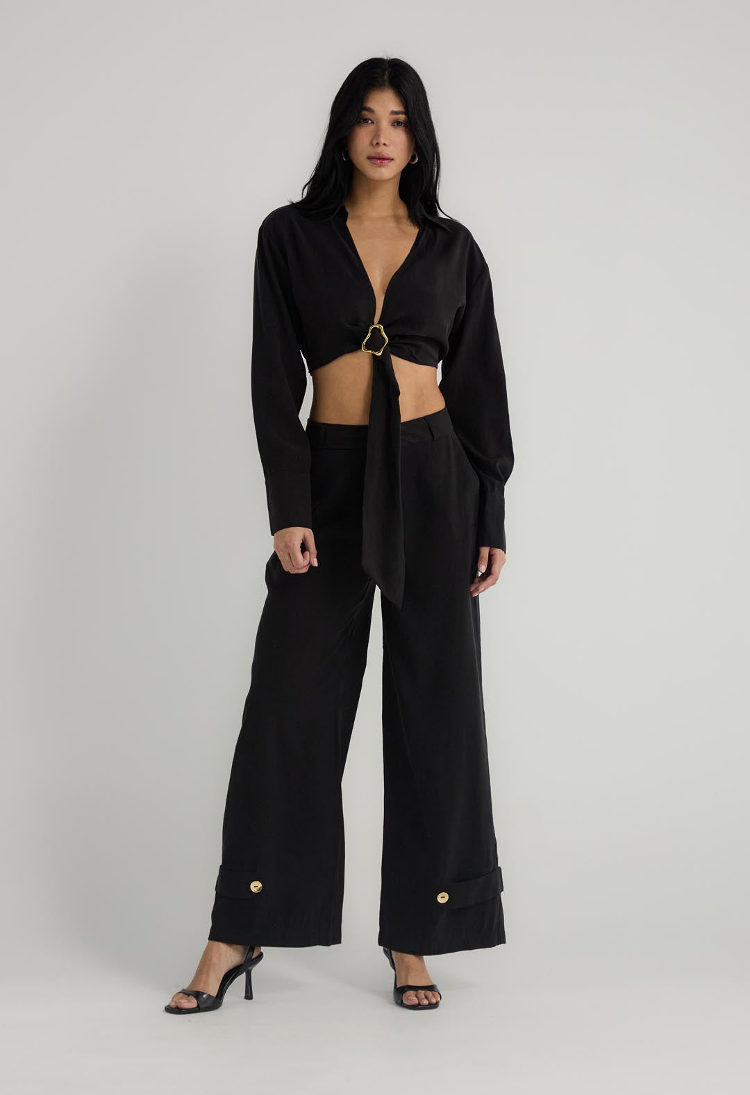 Blusa negra con hebilla para mujer