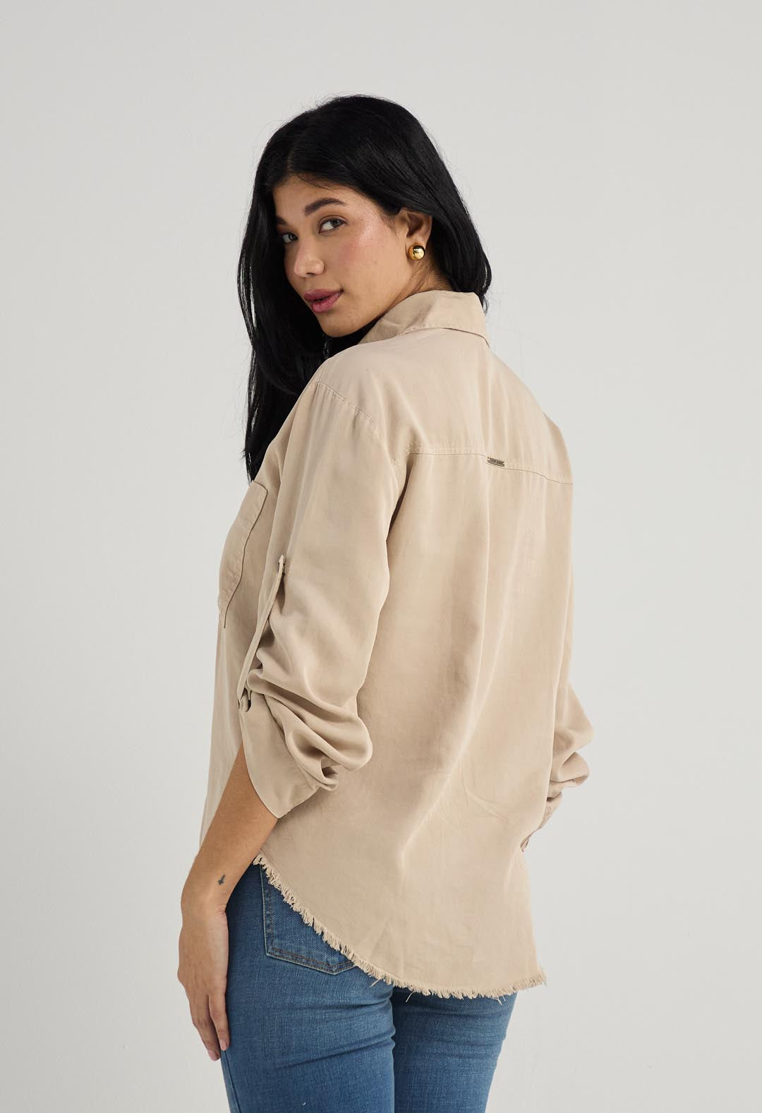 Blusa arena con bolsillos y botones en frente para mujer