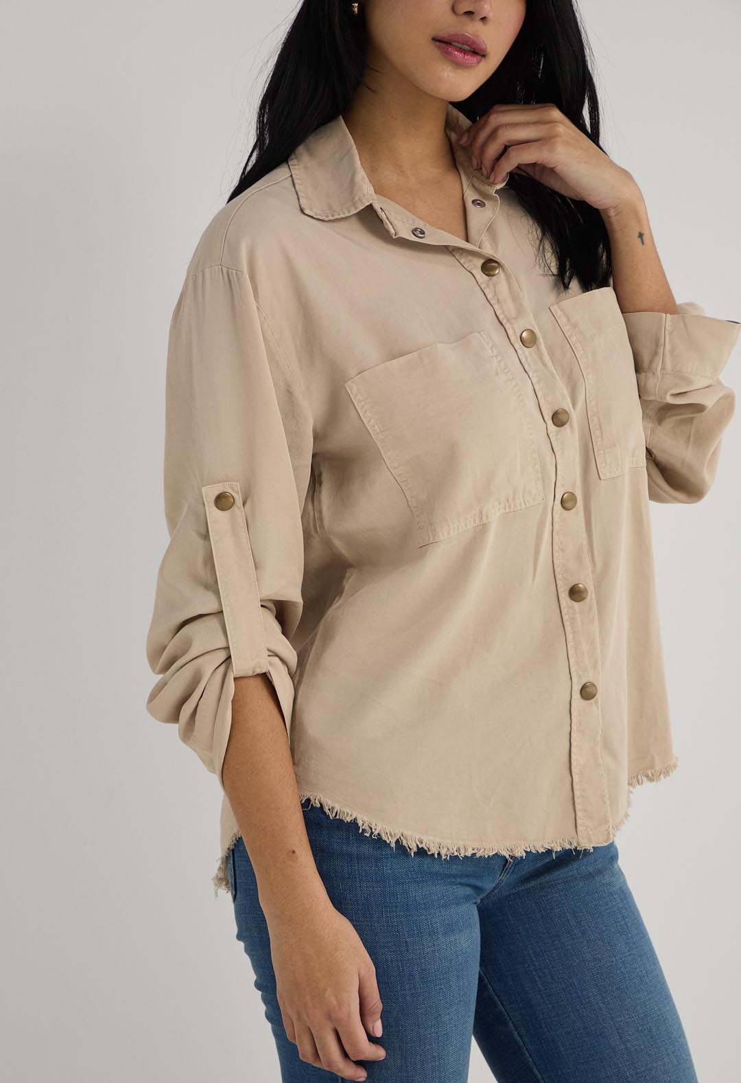 Blusa arena con bolsillos y botones en frente para mujer