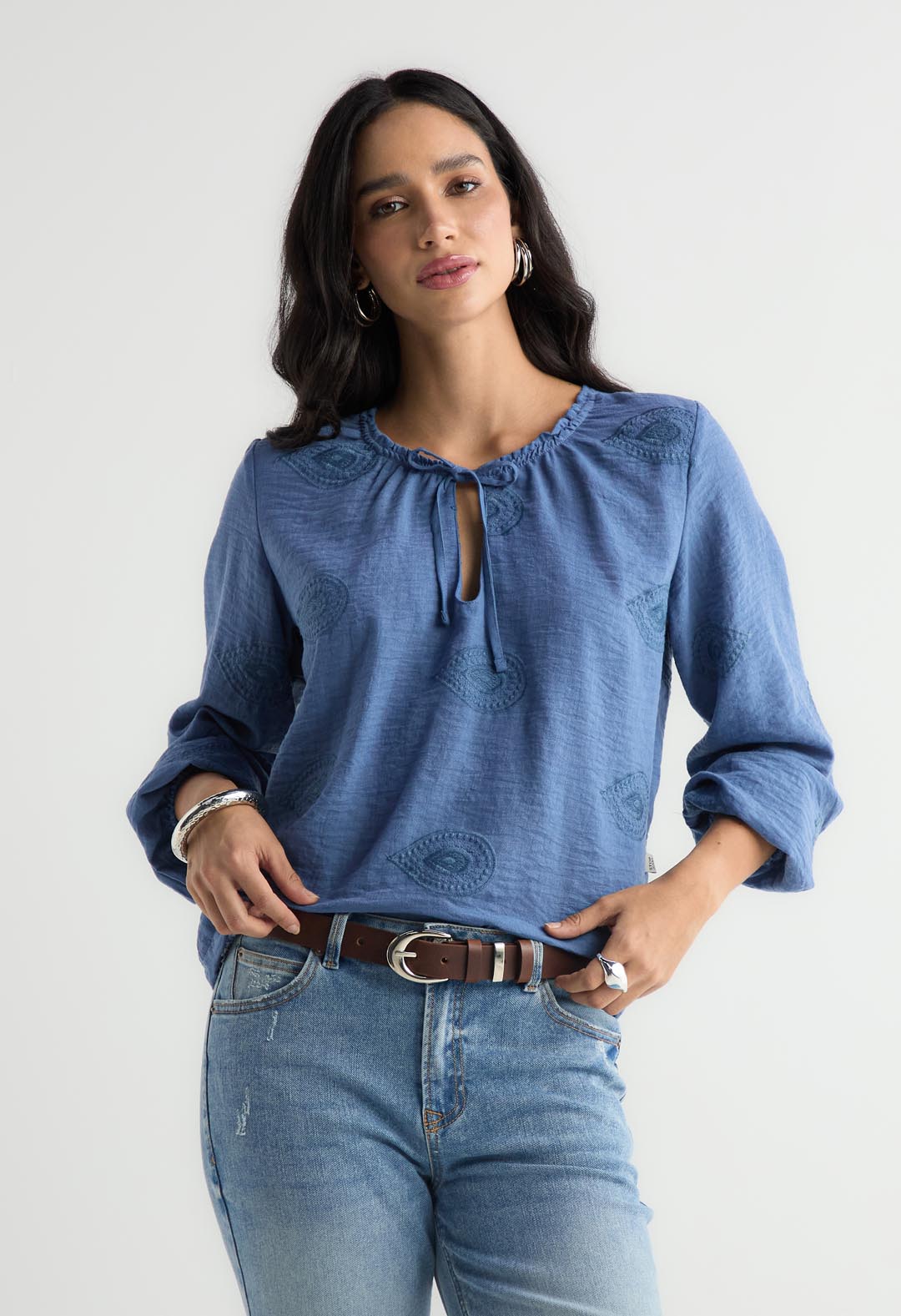 Blusa azul y tela con bordado para mujer