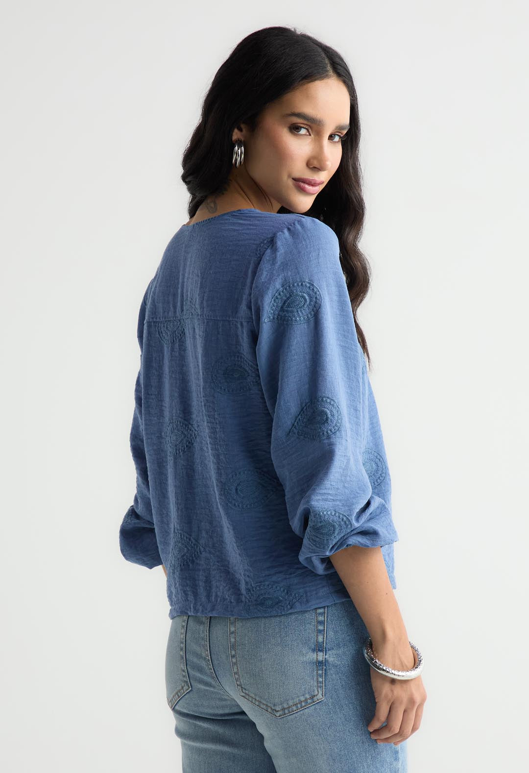 Blusa azul y tela con bordado para mujer