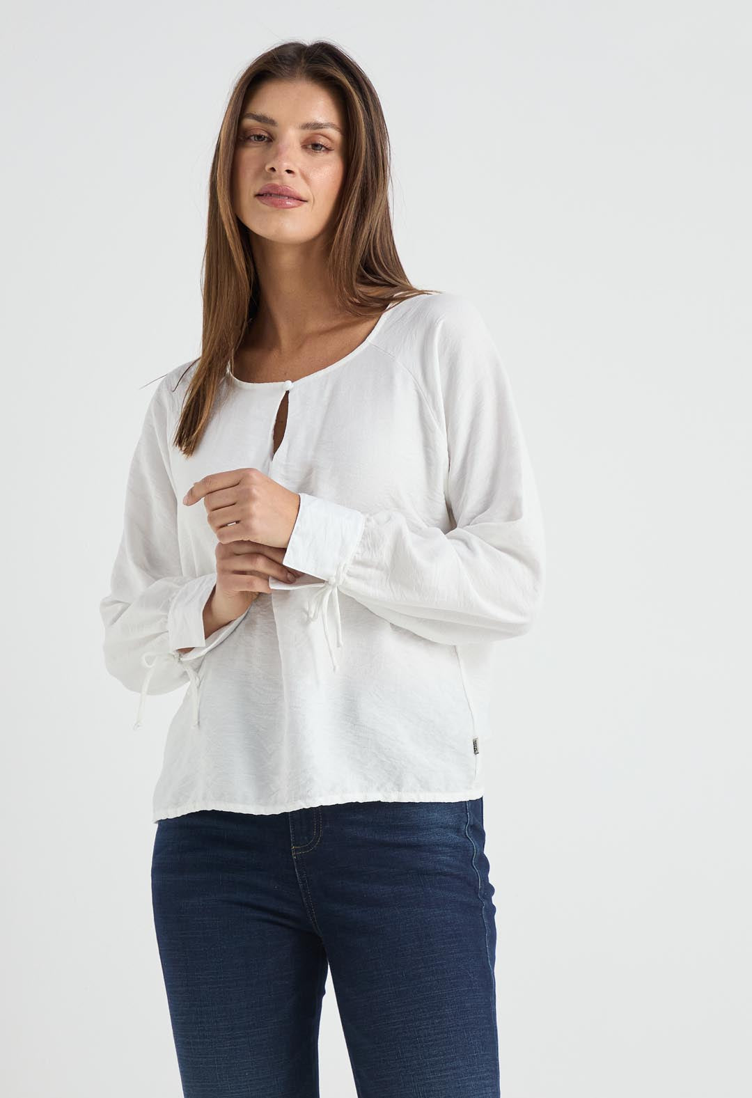 Blusa marfil con amarre en puños para mujer