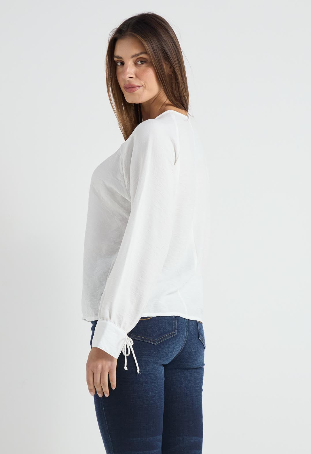 Blusa marfil con amarre en puños para mujer