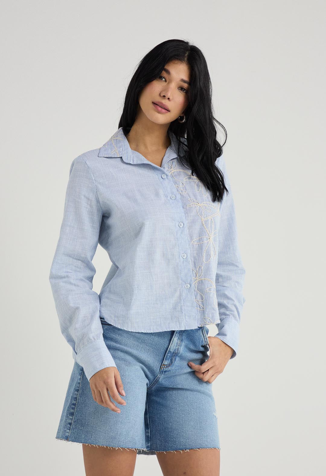 Blusa azul con tela bordada para mujer