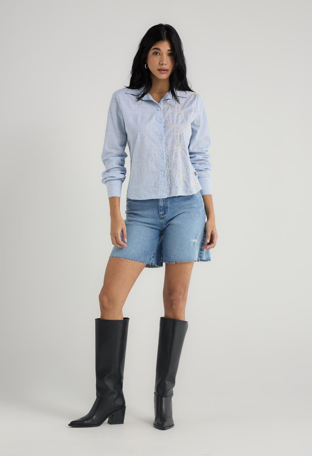 Blusa azul con tela bordada para mujer