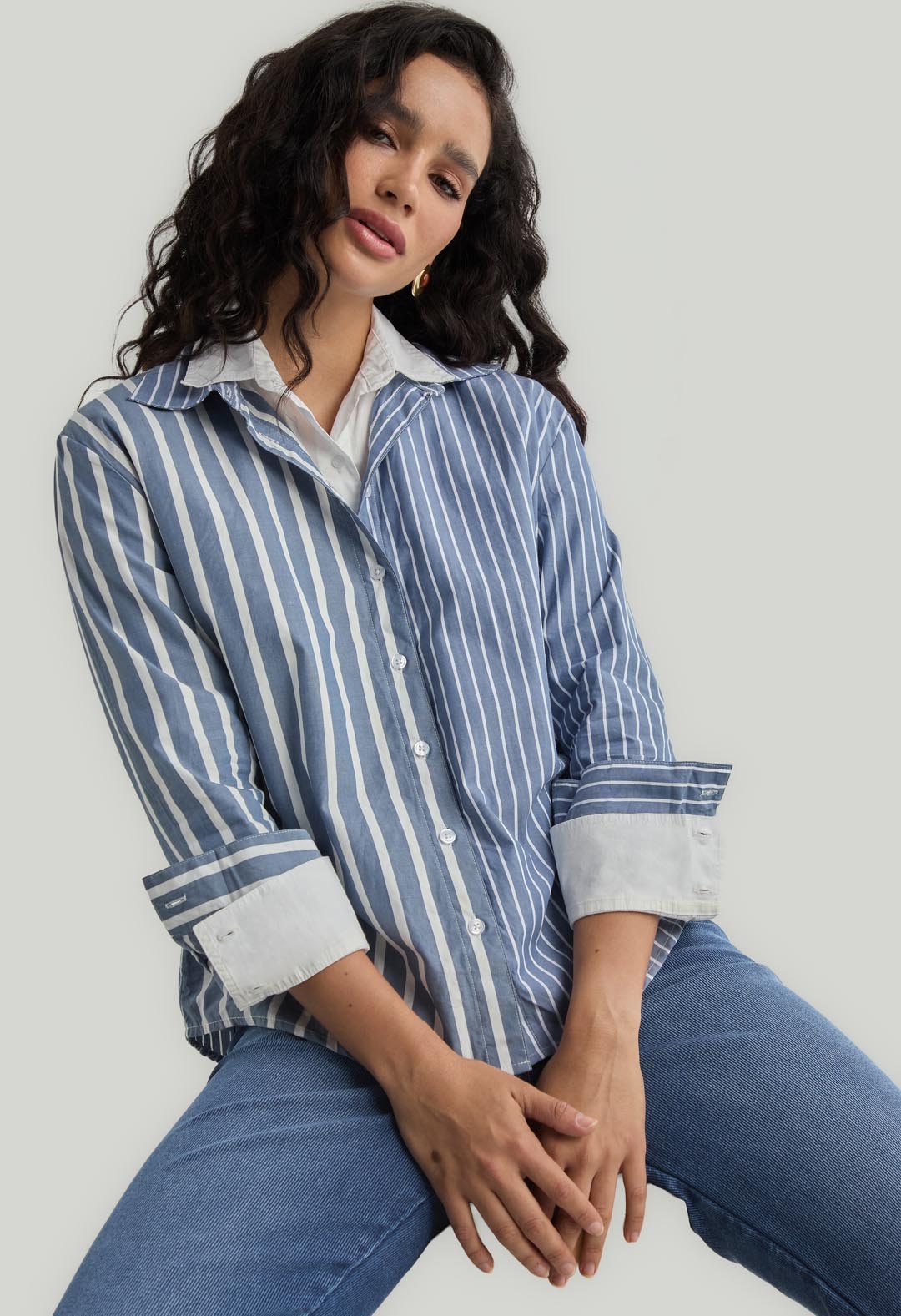 Blusa azul con contraste de rayas para mujer