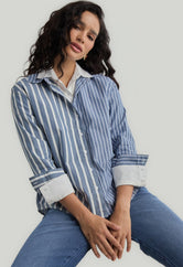 Blusa azul con contraste de rayas para mujer