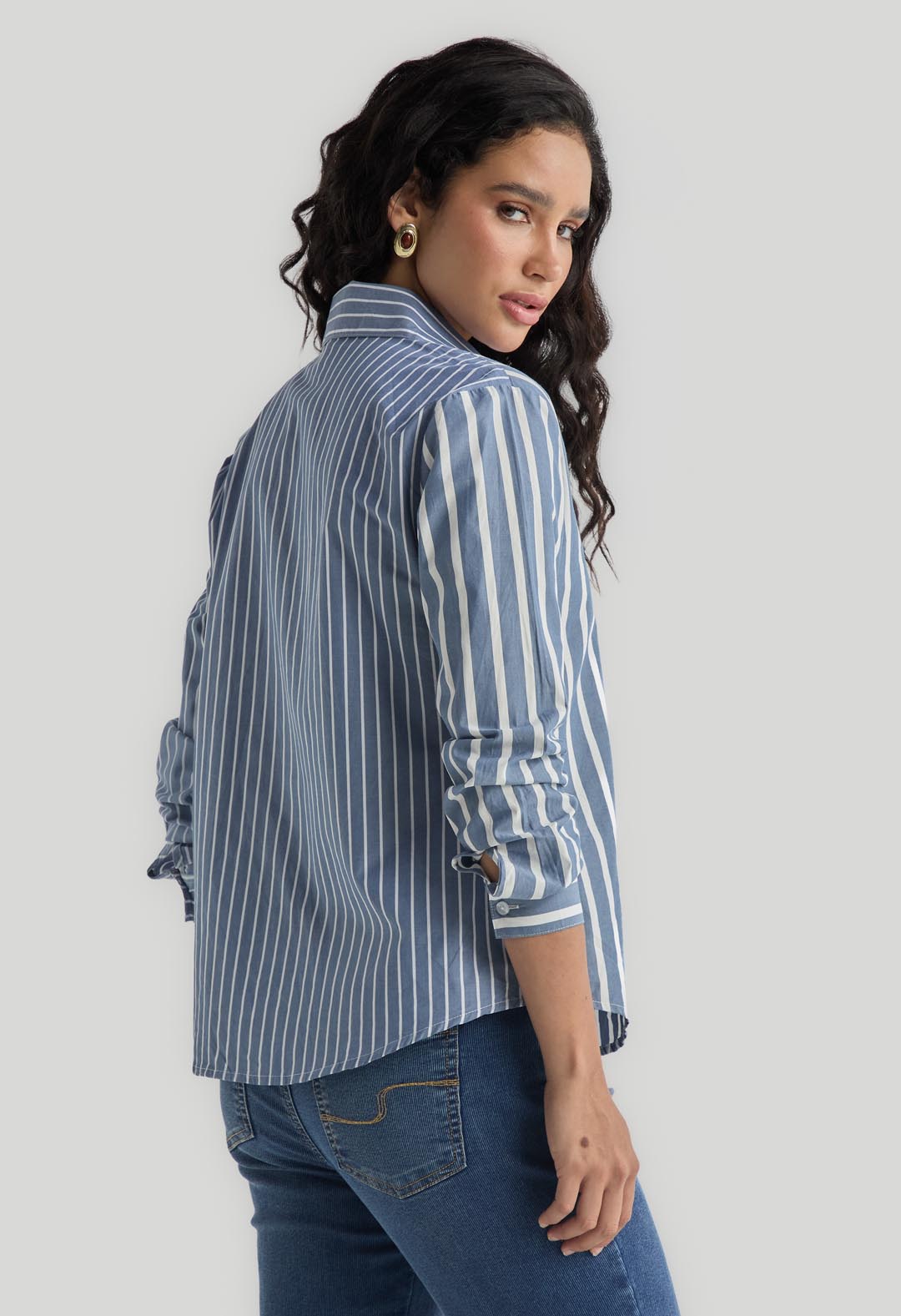 Blusa azul con contraste de rayas para mujer
