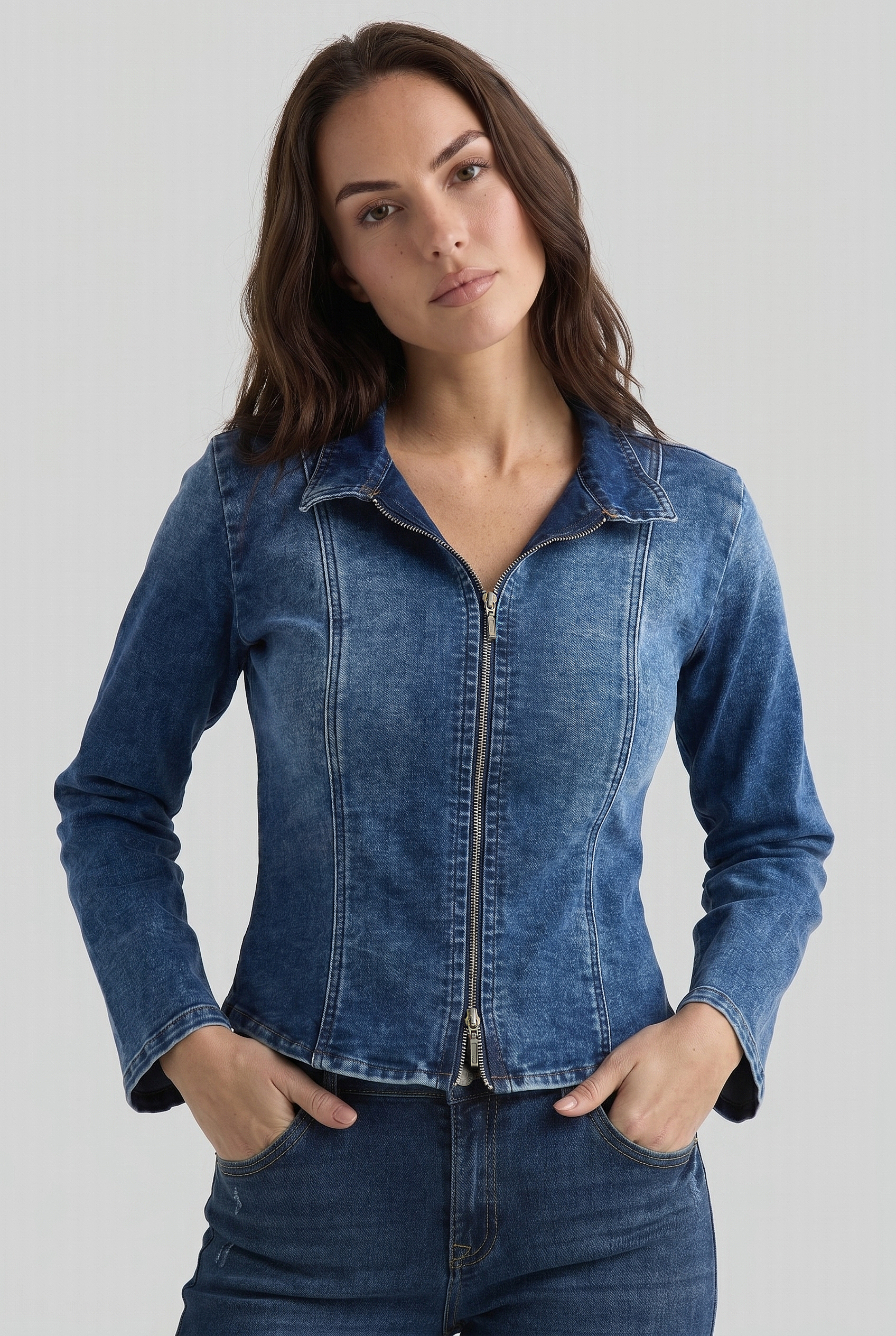 Blusa tono medio con cierre en frente para mujer